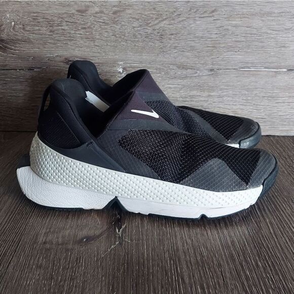Nike Go FlyEase Easy Slip-On Sneakers Black & White Womens Size 8.5 - Picture 1 of 10